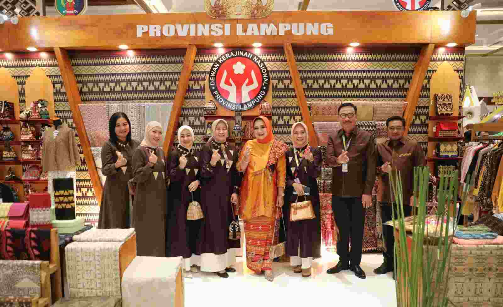 Stand Dekranasda Lampung Juara 1 Pameran Kriya Nusa 2023 Stand Dekranasda Lampung Juara 1 Pameran Kriya Nusa 2023