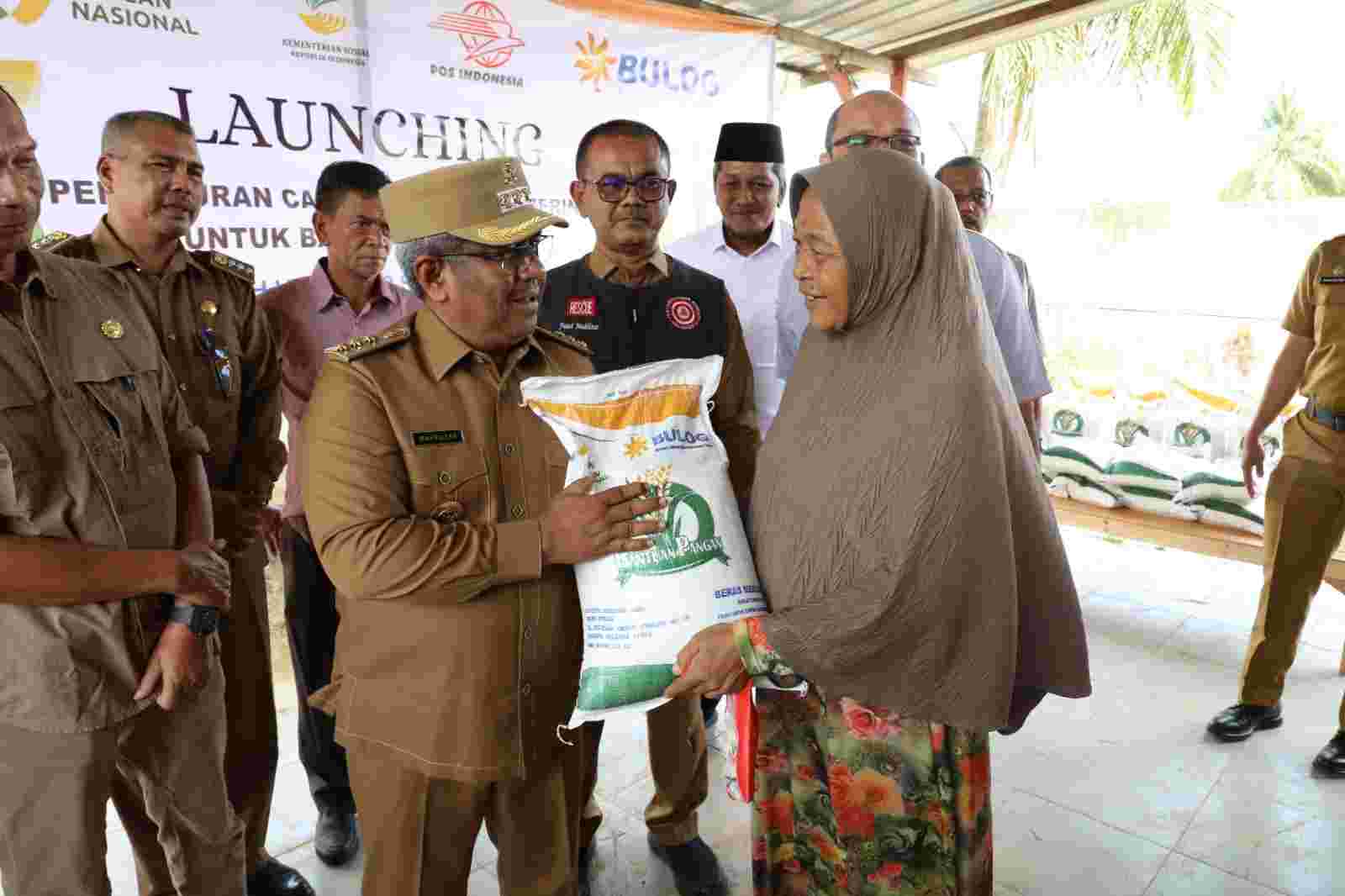 Pj Bupati Aceh Utara Serahkan 718,4 Ton Beras CBP Kepada Masyarakat Miskin Pj Bupati Aceh Utara Serahkan 718,4 Ton Beras CBP Kepada Masyarakat Miskin