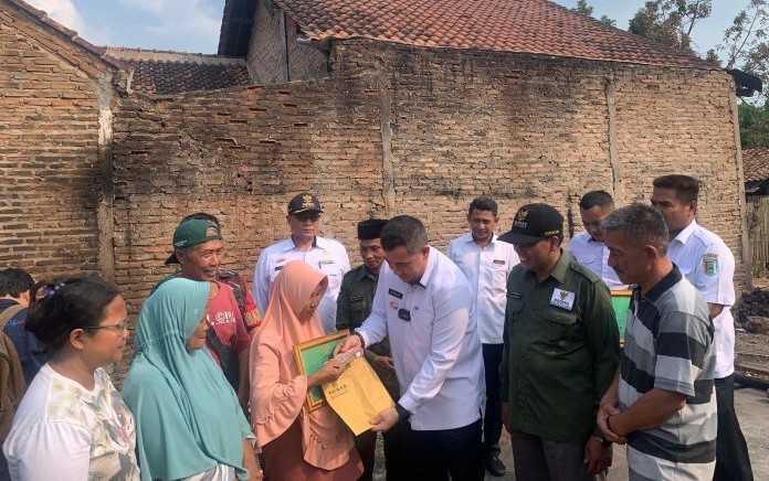 Bupati Dendi & BAZNAS Pesawaran Serahkan Bantuan Korban Kebakaran di Dusun Penengahan Bupati Dendi & BAZNAS Pesawaran Serahkan Bantuan Korban Kebakaran di Dusun Penengahan