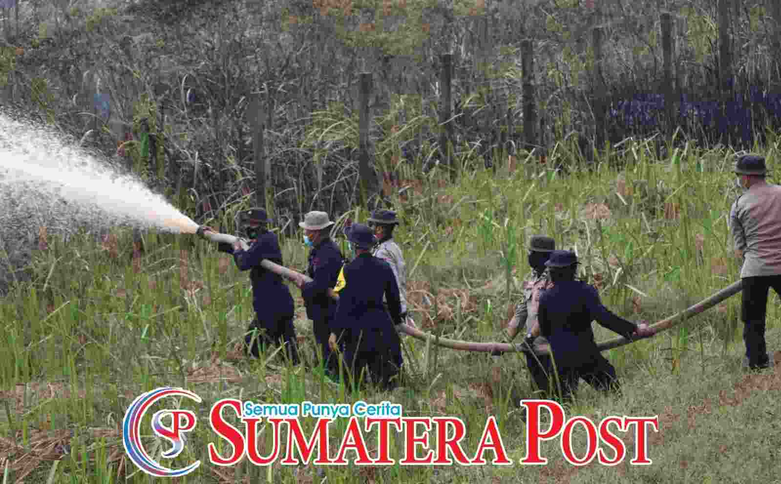 Api berkobar Wakapolres OI Pimpin Langsung Satgas Karhutla Mengarah Pintu Tol pemulutan Api berkobar Wakapolres OI Pimpin Langsung Satgas Karhutla Mengarah Pintu Tol pemulutan