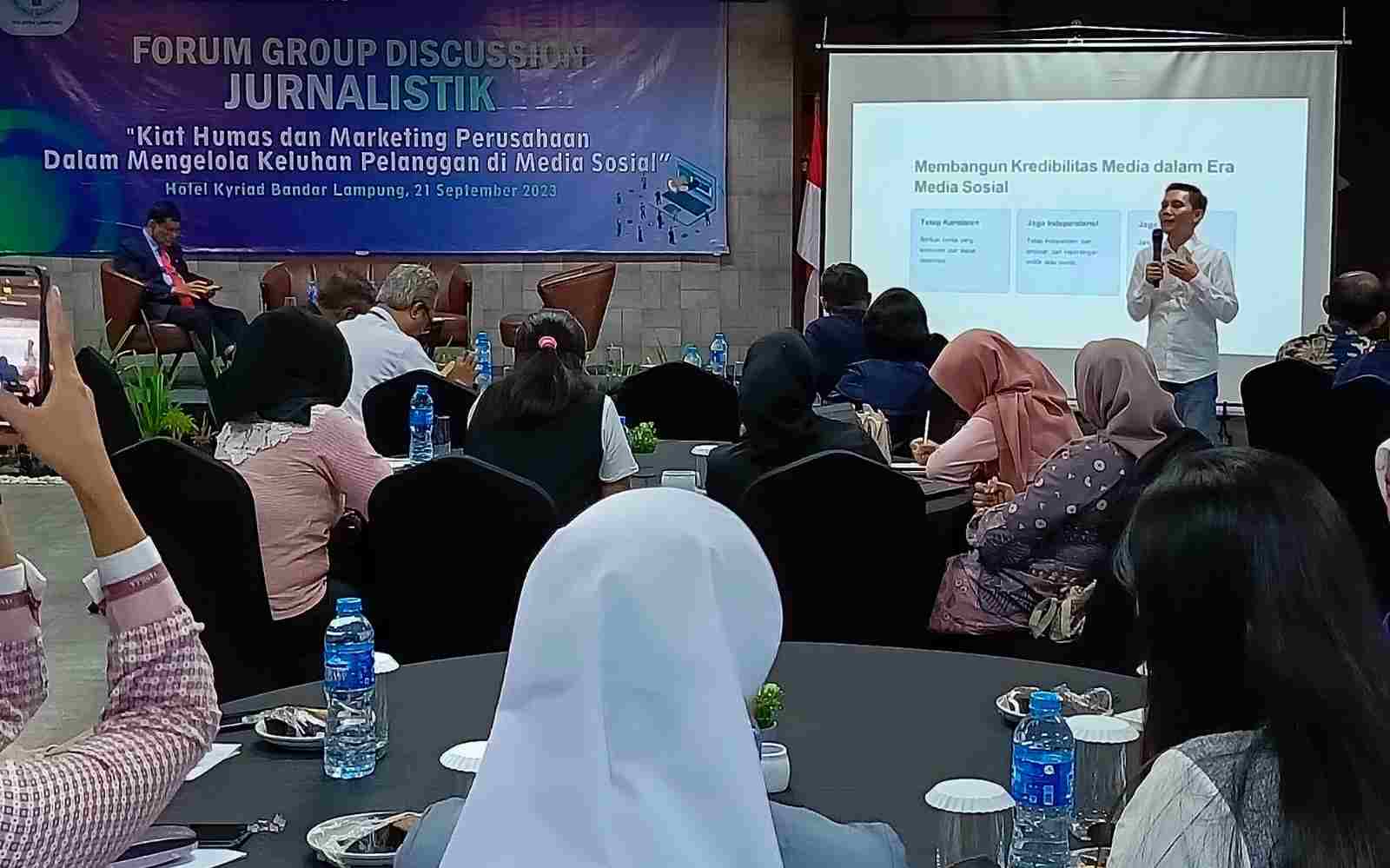 Pembicara FGD Jurnalistik, Ariyadi: Humas Harus Berteman dengan Jurnalis Pembicara FGD Jurnalistik, Ariyadi: Humas Harus Berteman dengan Jurnalis