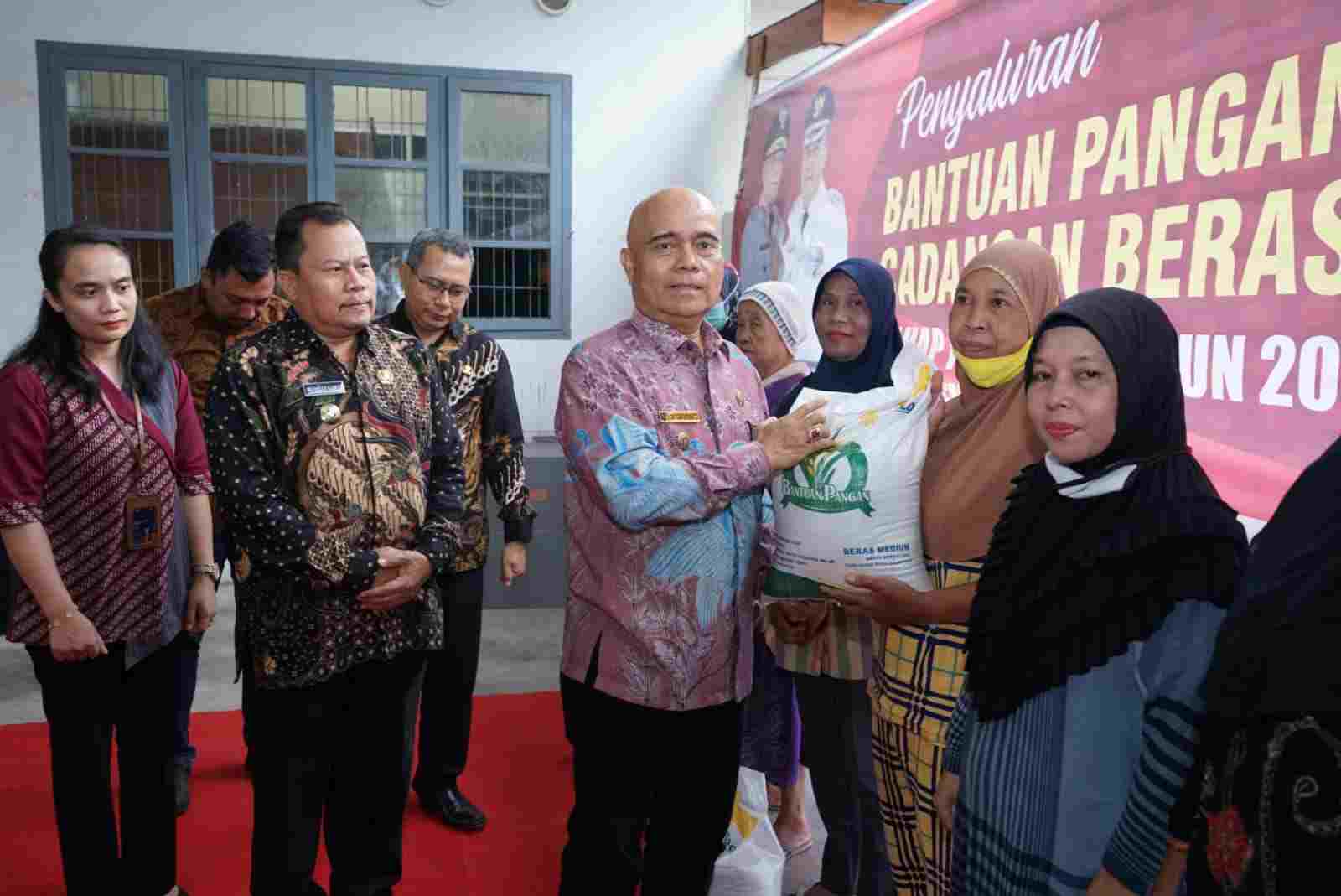 Pemkab Asahan Salurkan Bantuan Beras Kepada Masyarakat Pemkab Asahan Salurkan Bantuan Beras Kepada Masyarakat