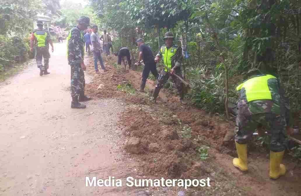 Peltu Sarbaini Hadiri Jum’at Bersih di Desa Jamur Jelatang Kecamatan Rantau Peltu Sarbaini Hadiri Jum’at Bersih di Desa Jamur Jelatang Kecamatan Rantau