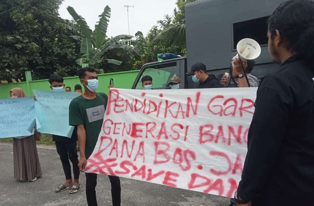 Lembaga Aktivis KAEM Sumut Gelar Unras di Halaman Kantor Kejari Kisaran Lembaga Aktivis KAEM Sumut Gelar Unras di Halaman Kantor Kejari Kisaran