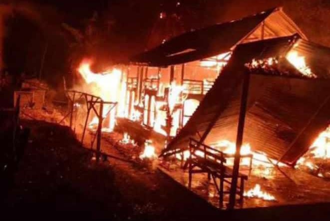 Kebakaran Rumah di Desa Kaloy, Andi Putra Salurkan Bantuan Sembako kepada Warga Kebakaran Rumah di Desa Kaloy, Andi Putra Salurkan Bantuan Sembako kepada Warga