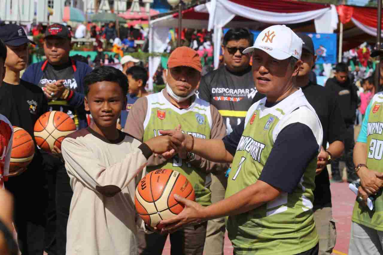 Ribuan Masyarakat Lambar Mengikuti Jalan Sehat dalam Rangka HUT ke-32 Ribuan Masyarakat Lambar Mengikuti Jalan Sehat dalam Rangka HUT ke-32