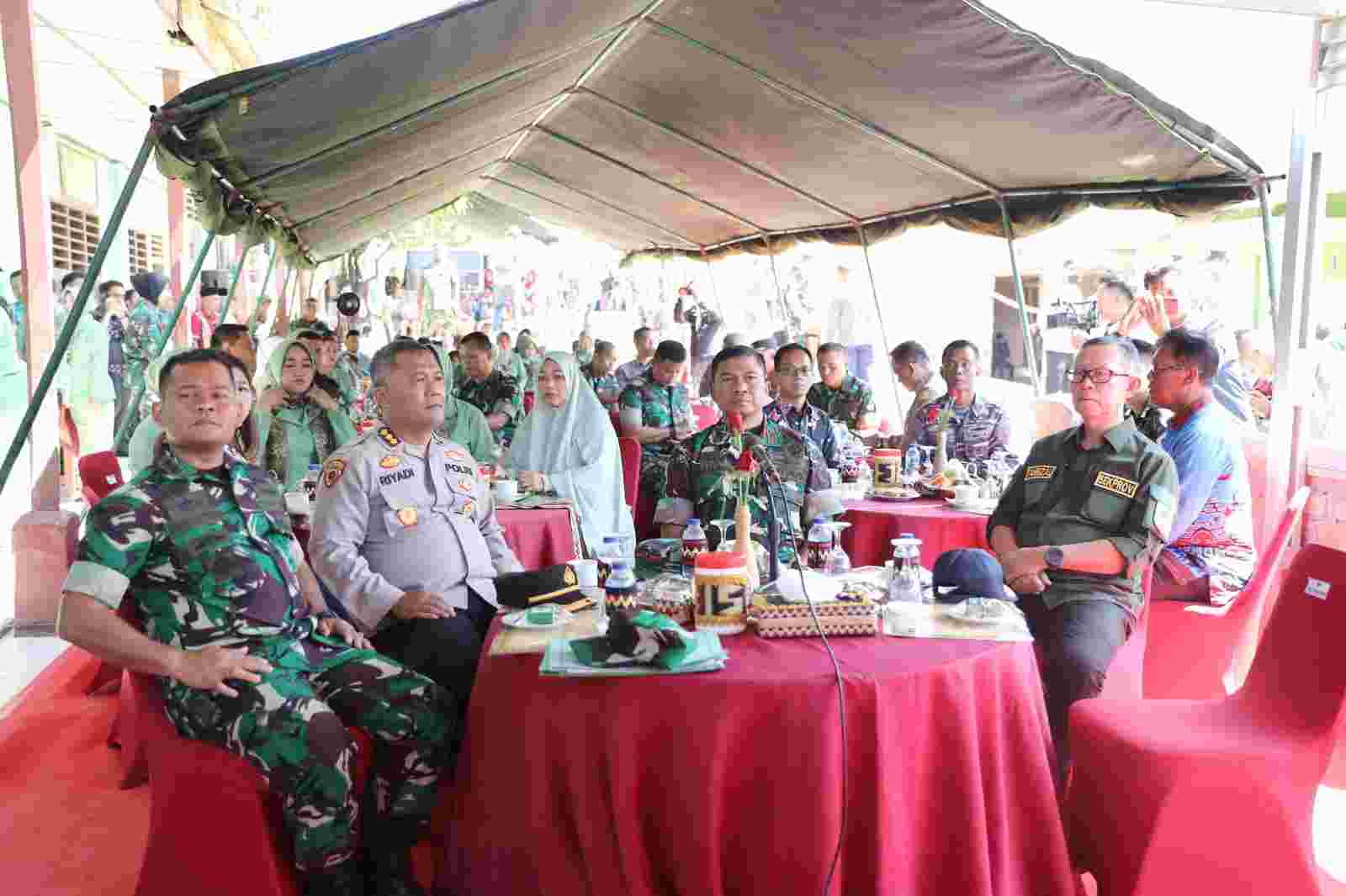 Sekdaprov Fahrizal dan Danrem Launching “Program Dapur Masuk Sekolah” Sekdaprov Fahrizal dan Danrem Launching “Program Dapur Masuk Sekolah”