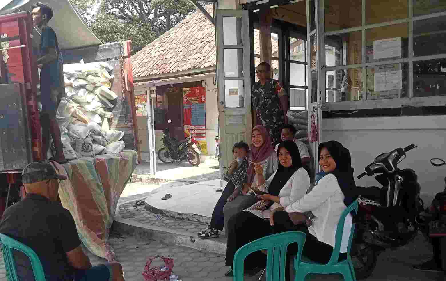 Kelurahan Menggala Tengah Menerima Bantuan Beras Bulog dari BPN Kelurahan Menggala Tengah Menerima Bantuan Beras Bulog dari BPN