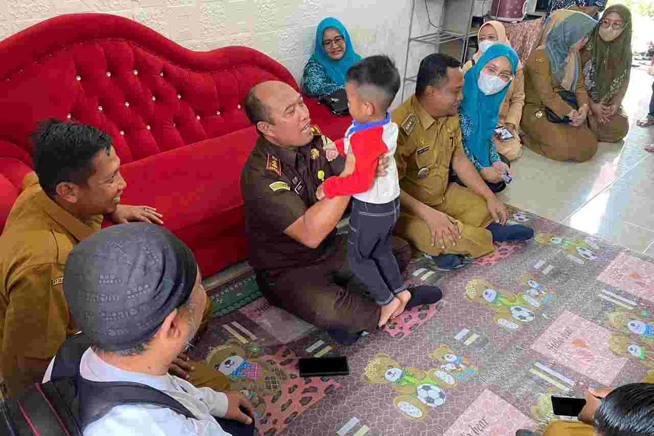 Kajari dan Kepala Dinas P2KBP3A Asahan Berikan Makanan Tambahan Kepada Anak Stunting Kajari dan Kepala Dinas P2KBP3A Asahan Berikan Makanan Tambahan Kepada Anak Stunting