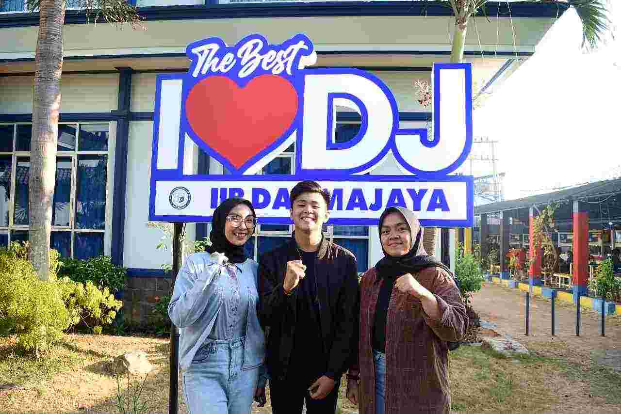 Mahasiswa Prodi Bisnis Digital Juara 2 Digital Marketing Plan Competition BUN FEST 2023 Mahasiswa Prodi Bisnis Digital Juara 2 Digital Marketing Plan Competition BUN FEST 2023