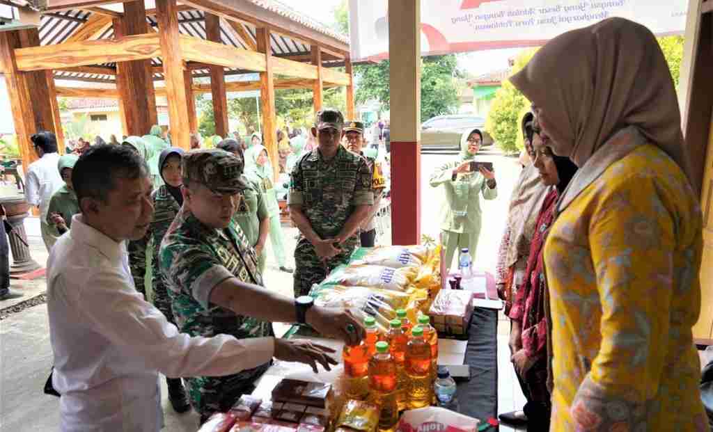 Ringankan Kebutuhan Masyarakat, Korem Wijayakusuma Gelar Bazar Sembako Murah Ringankan Kebutuhan Masyarakat, Korem Wijayakusuma Gelar Bazar Sembako Murah