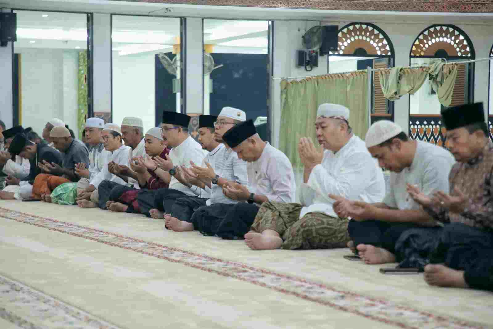 Bupati Surya Hadiri Pengajian Subuh di Masjid Agung H. Achmad Bakrie Bupati Surya Hadiri Pengajian Subuh di Masjid Agung H. Achmad Bakrie