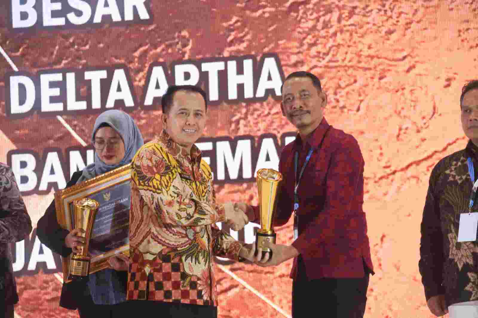 Kemendagri Berikan Penghargaan BUMD Awards dan Rakor BUMD Seluruh Indonesia 2023 Kemendagri Berikan Penghargaan BUMD Awards dan Rakor BUMD Seluruh Indonesia 2023