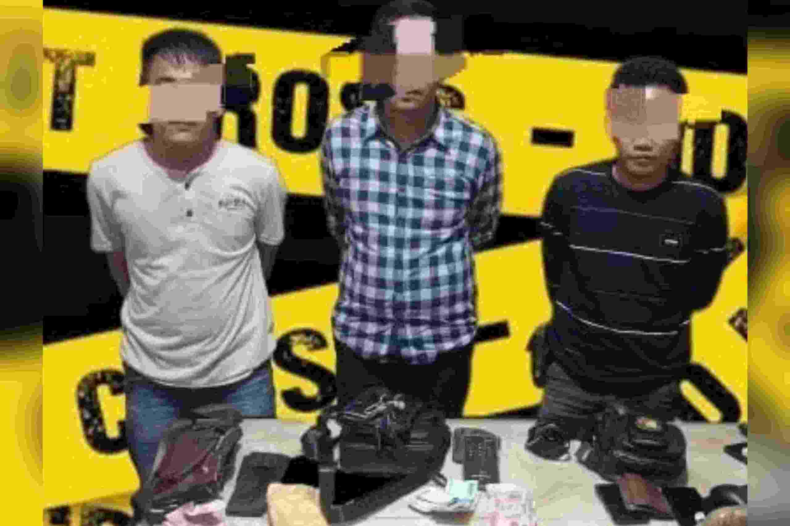 Diduga Memeras Peratin, Tiga Pria Digelandang ke Polres Pesisir Barat Diduga Memeras Peratin, Tiga Pria Digelandang ke Polres Pesisir Barat