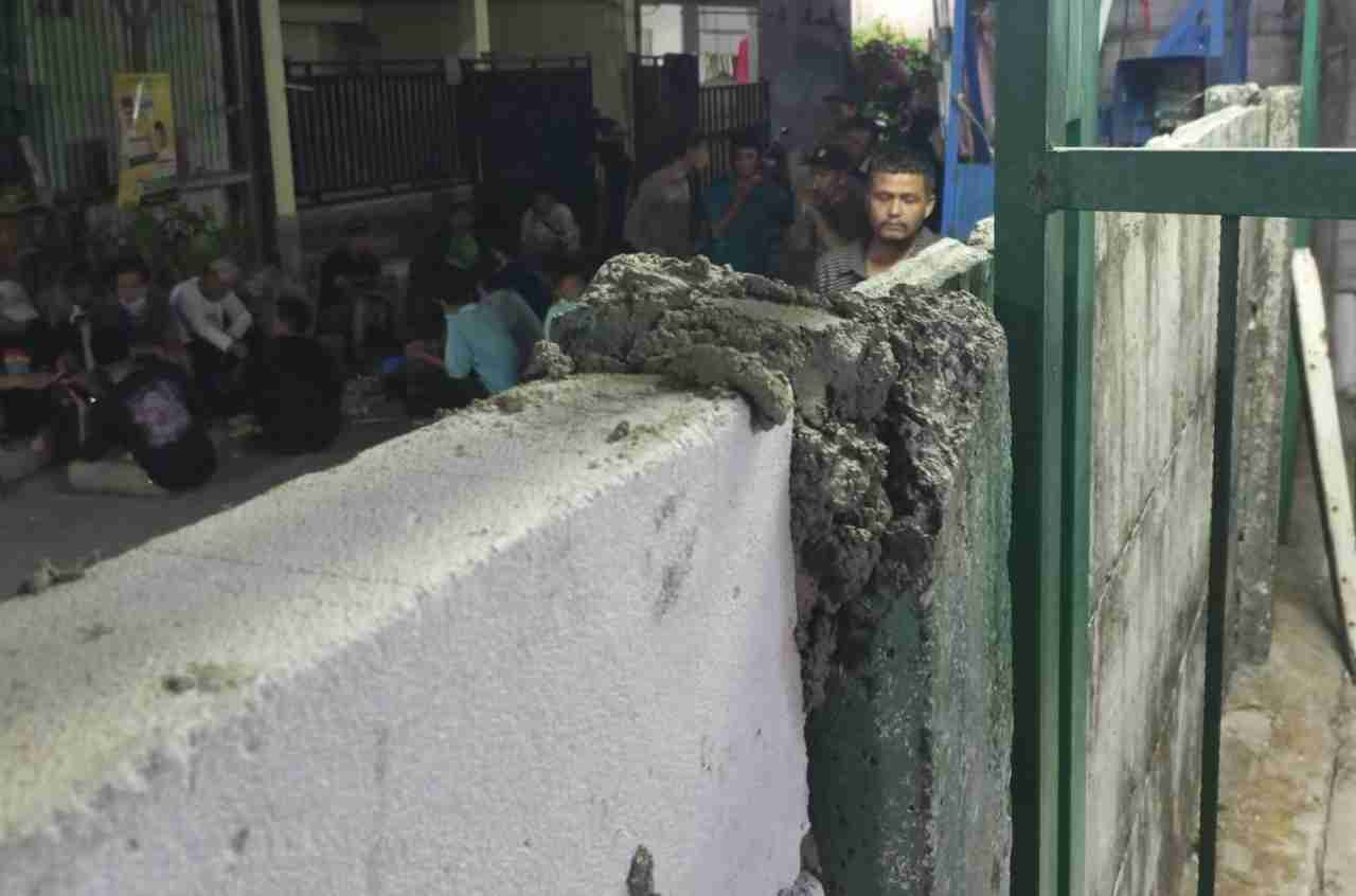 Warga RT04 Rw12 Perum Griya Asri Sukamanah Rajeg Tutup Akses Pintu Masuk Yayasan Jejak Almukmin Warga RT04 Rw12 Perum Griya Asri Sukamanah Rajeg Tutup Akses Pintu Masuk Yayasan Jejak Almukmin