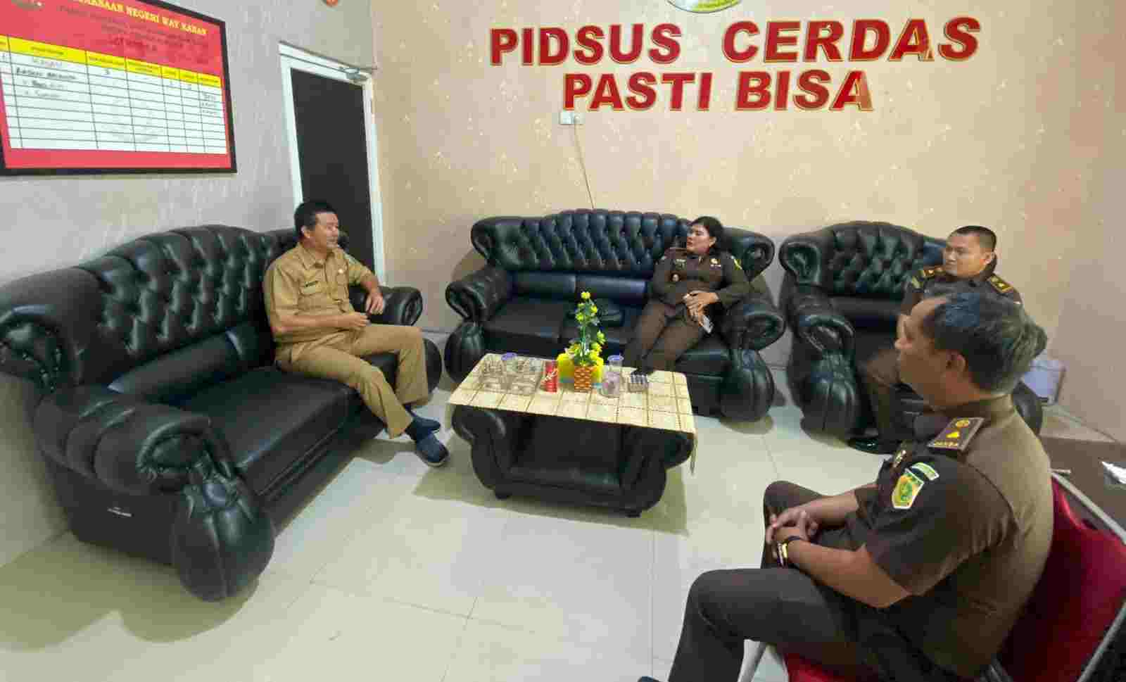 Ujang Faisal Diduga Melakukan Korupsi Dana KORPRI, Ditahan Kajari Way Kanan Ujang Faisal Diduga Melakukan Korupsi Dana KORPRI, Ditahan Kajari Way Kanan