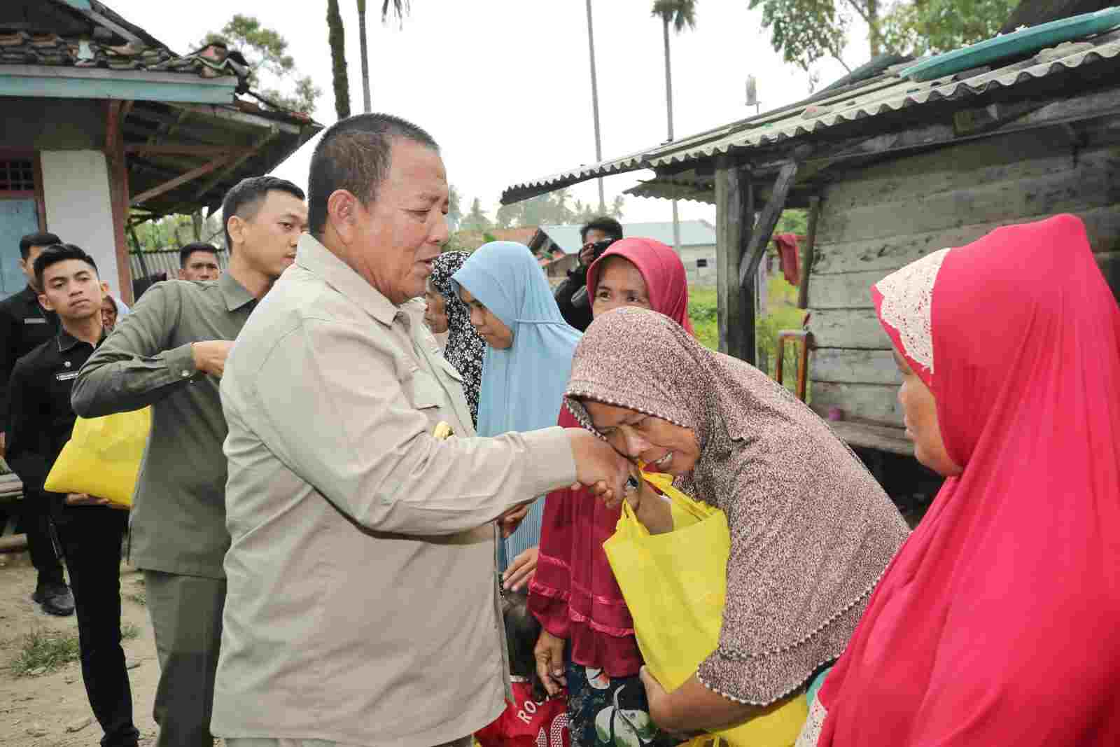 Gubernur Arinal Serahkan Bantuan Sembako dan Kursi Roda kepada Warga Pesibar Gubernur Arinal Serahkan Bantuan Sembako dan Kursi Roda kepada Warga Pesibar