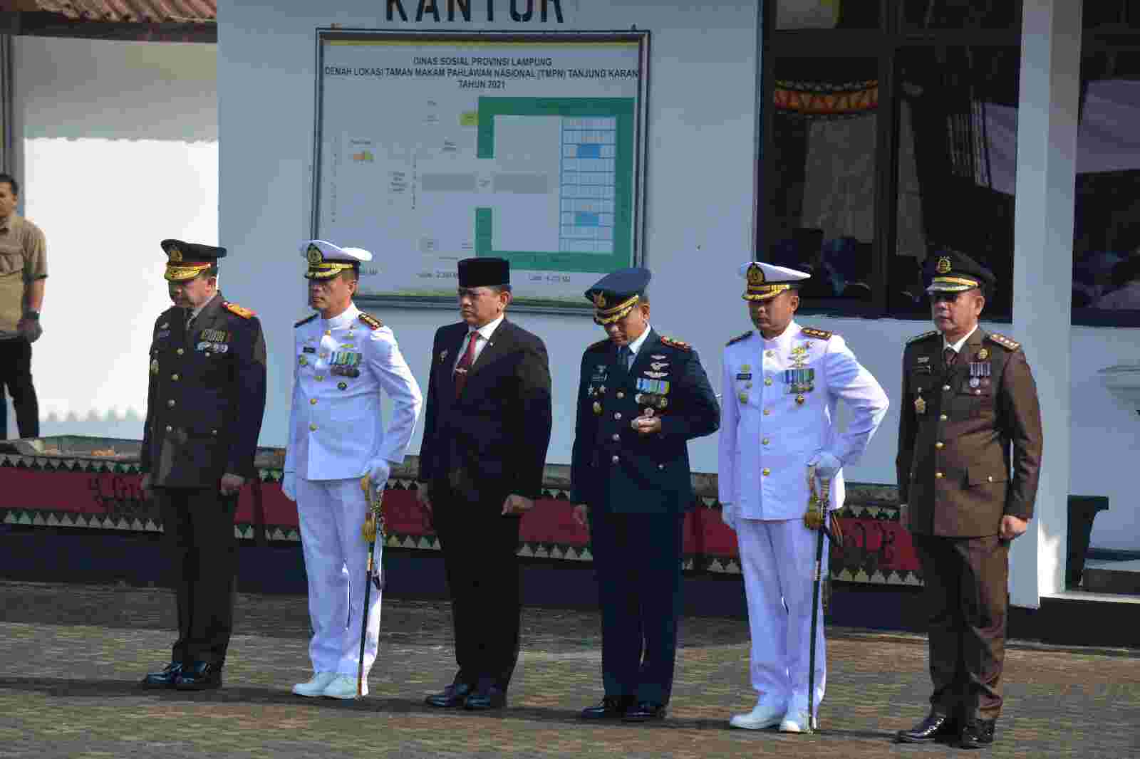 Jelang HUT ke-78 Bersama 3 Pimpinan TNI, Danrem 043/Gatam Tabur Bunga di TMP Jelang HUT ke-78 Bersama 3 Pimpinan TNI, Danrem 043/Gatam Tabur Bunga di TMP