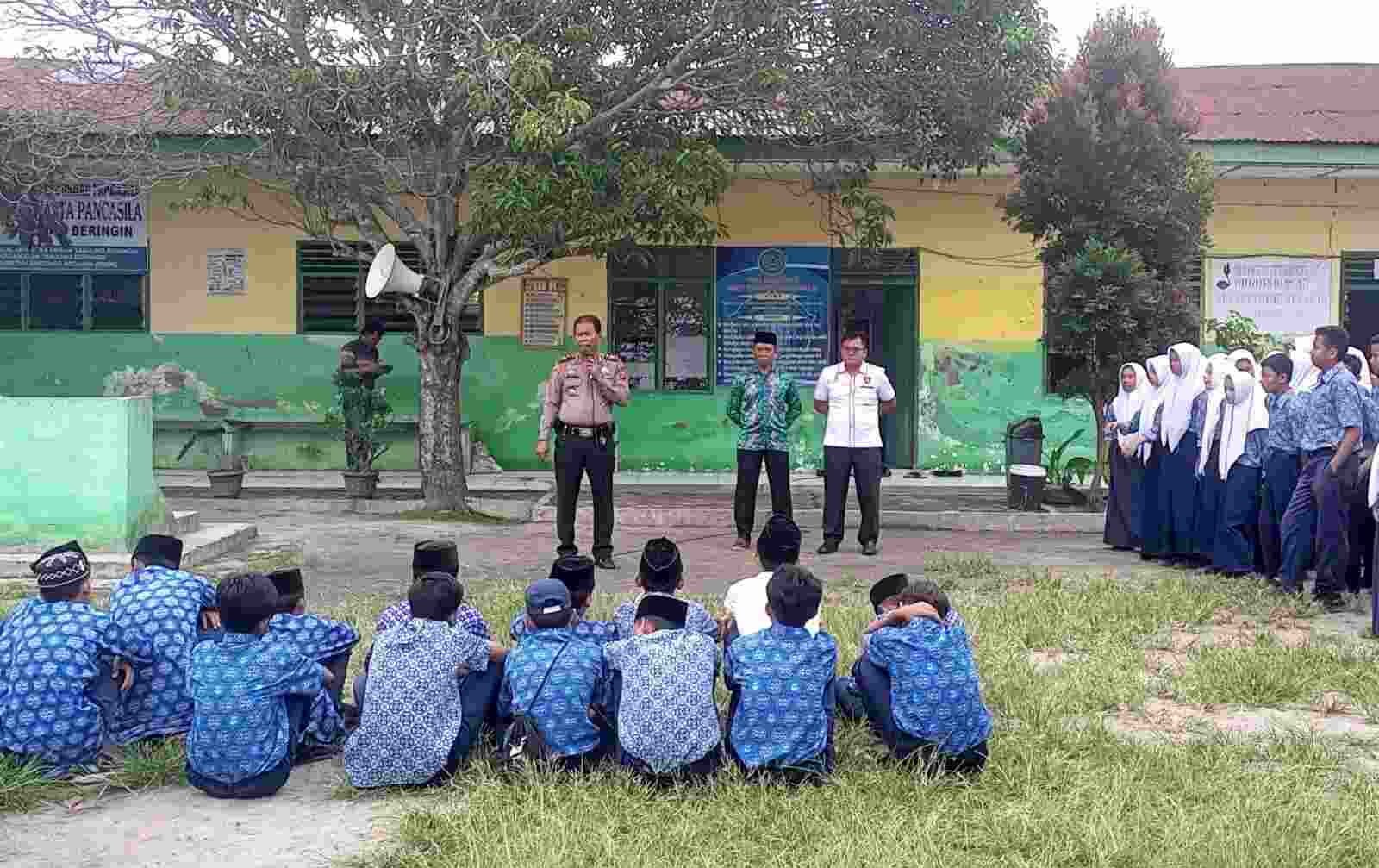 AKP Tobat Sihombing Berikan Penyuluhan Tentang Perundungan di SMP Pancasila AKP Tobat Sihombing Berikan Penyuluhan Tentang Perundungan di SMP Pancasila