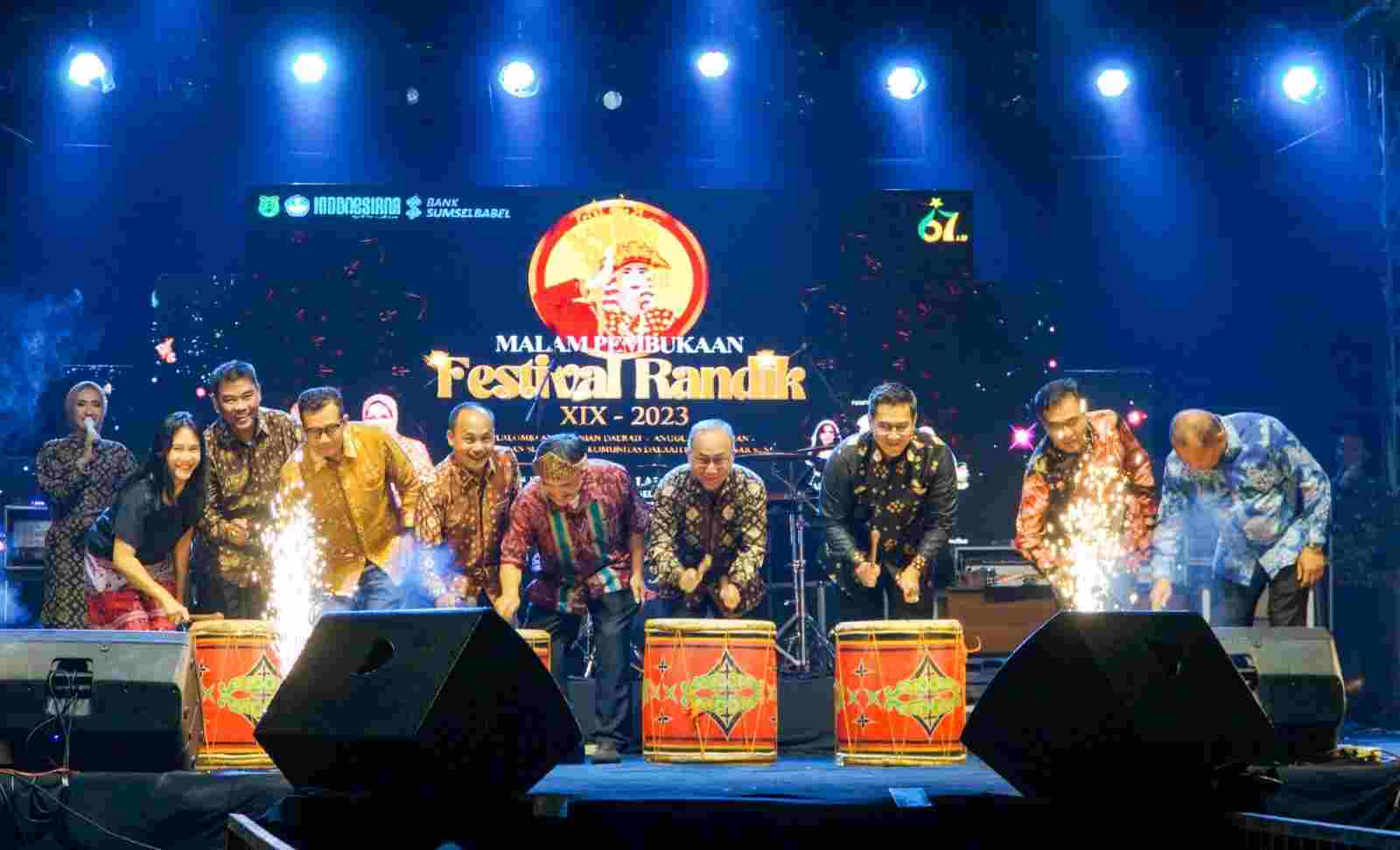 Duet Bareng Husein IDOL, Pj Bupati H Apriyadi Mahmud Berhasil Hibur Masyarakat Duet Bareng Husein IDOL, Pj Bupati H Apriyadi Mahmud Berhasil Hibur Masyarakat