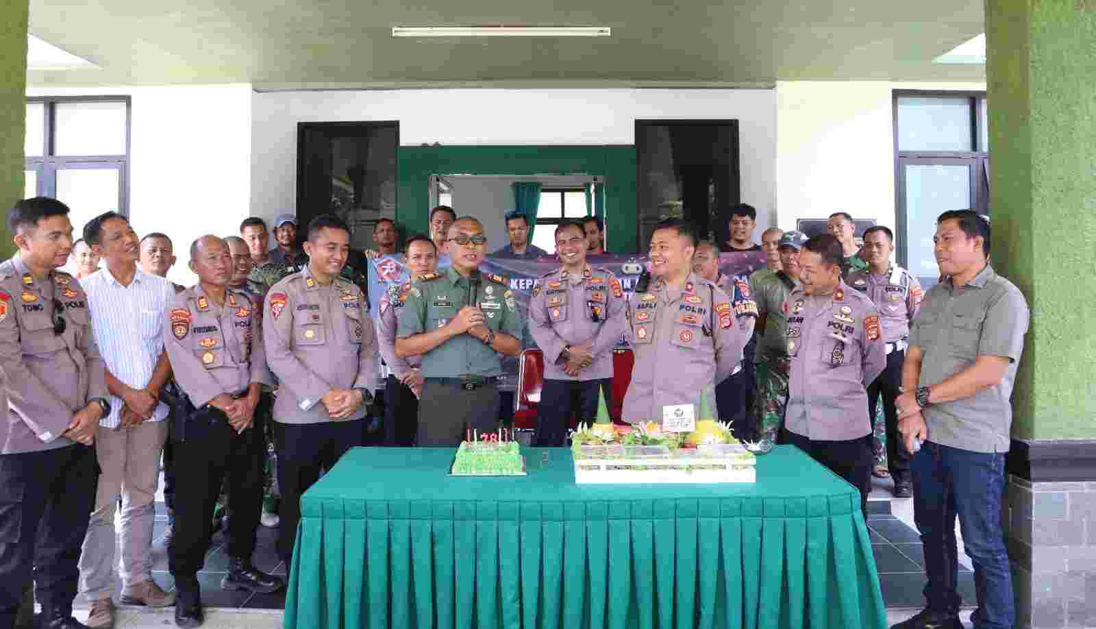 HUT TNI ke-78, Polres Pesisir Barat Sambangi Mako Koramil 0422-03 HUT TNI ke-78, Polres Pesisir Barat Sambangi Mako Koramil 0422-03