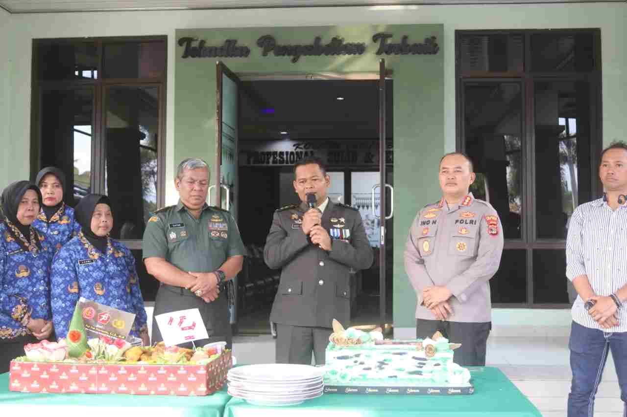 Eratkan Sinergitas TNI-Polri, Anggota Polres Beri Kejutan HUT TNI Ke-78 di Kodim KBL Eratkan Sinergitas TNI-Polri, Anggota Polres Beri Kejutan HUT TNI Ke-78 di Kodim KBL