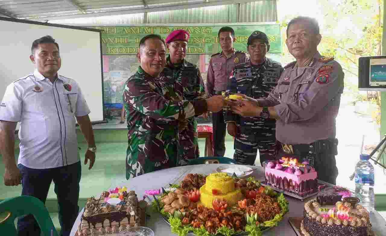 Polsek Tanjung Beringin Berikan Kejutan Koramil 11/TB di Perayaan HUT TNI ke-78 Polsek Tanjung Beringin Berikan Kejutan Koramil 11/TB di Perayaan HUT TNI ke-78
