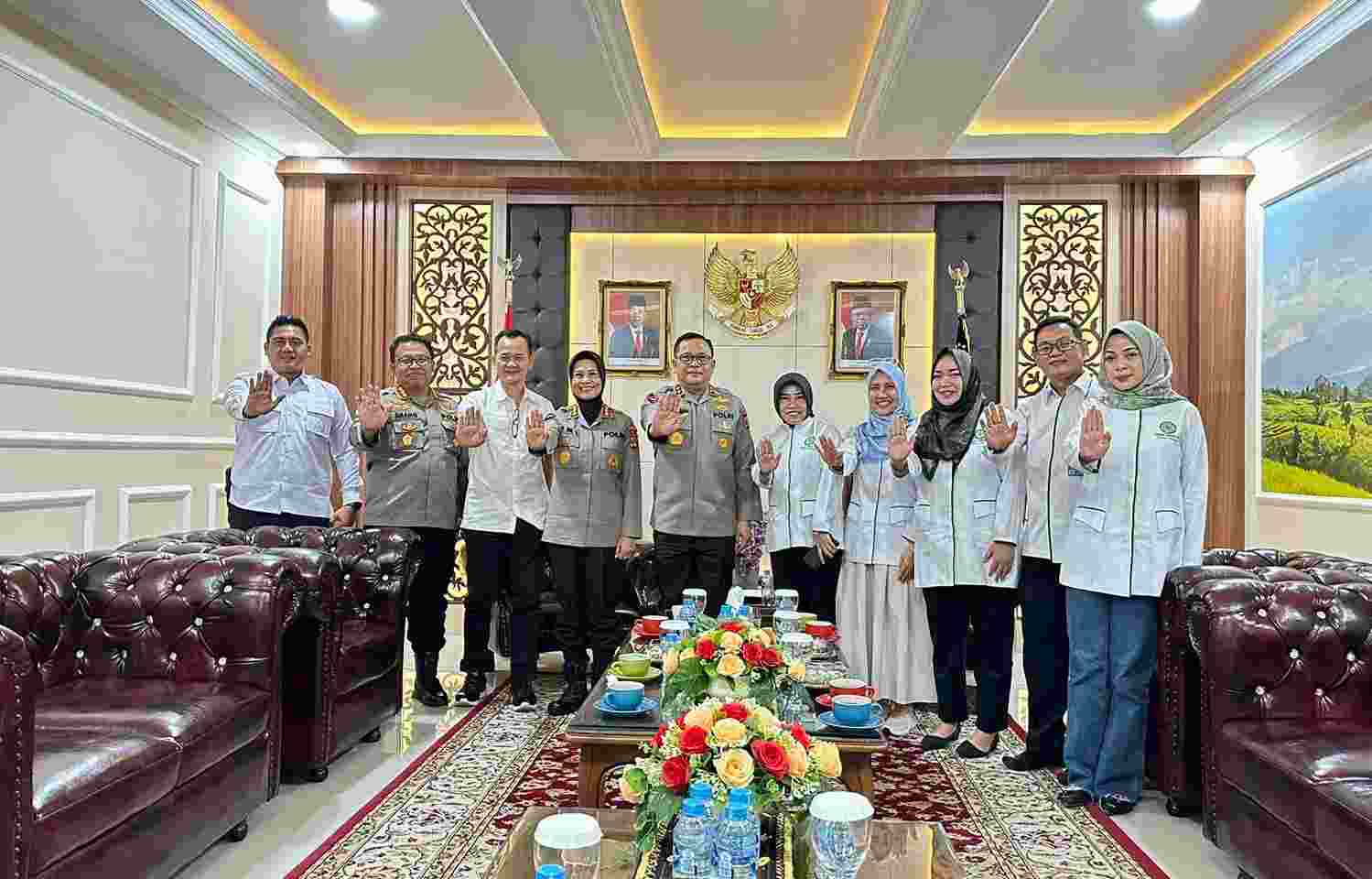 Ketua Ganas Annar Lampung Audiensi dengan Kapolda Irjen Pol. Helmy Santika Ketua Ganas Annar Lampung Audiensi dengan Kapolda Irjen Pol. Helmy Santika