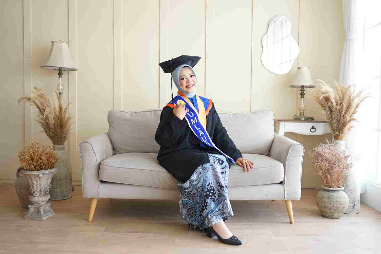 Ratna Dewita Kuliah Sambil Kerja, Lulus Tepat Waktu Ratna Dewita Kuliah Sambil Kerja, Lulus Tepat Waktu