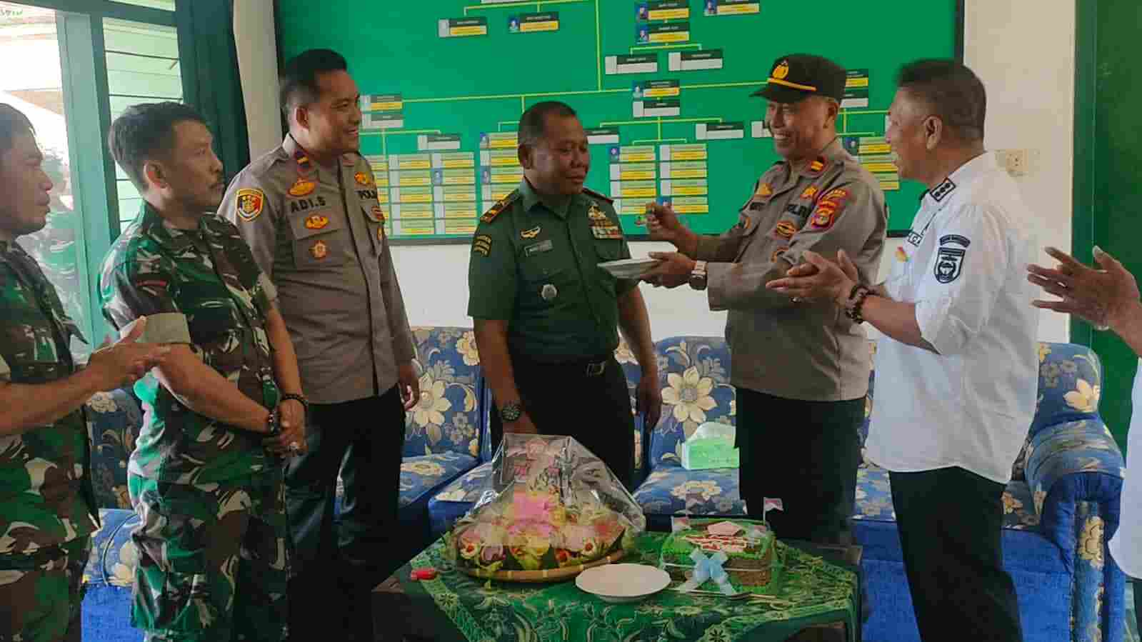 HUT ke-78 TNI, Polres Tanggamus Berikan Surprise ke Kodim dan Koramil HUT ke-78 TNI, Polres Tanggamus Berikan Surprise ke Kodim dan Koramil