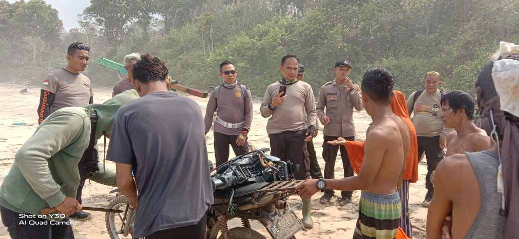 Polres Pesisir Barat Evakuasi Enam Nelayan Polres Pesisir Barat Evakuasi Enam Nelayan