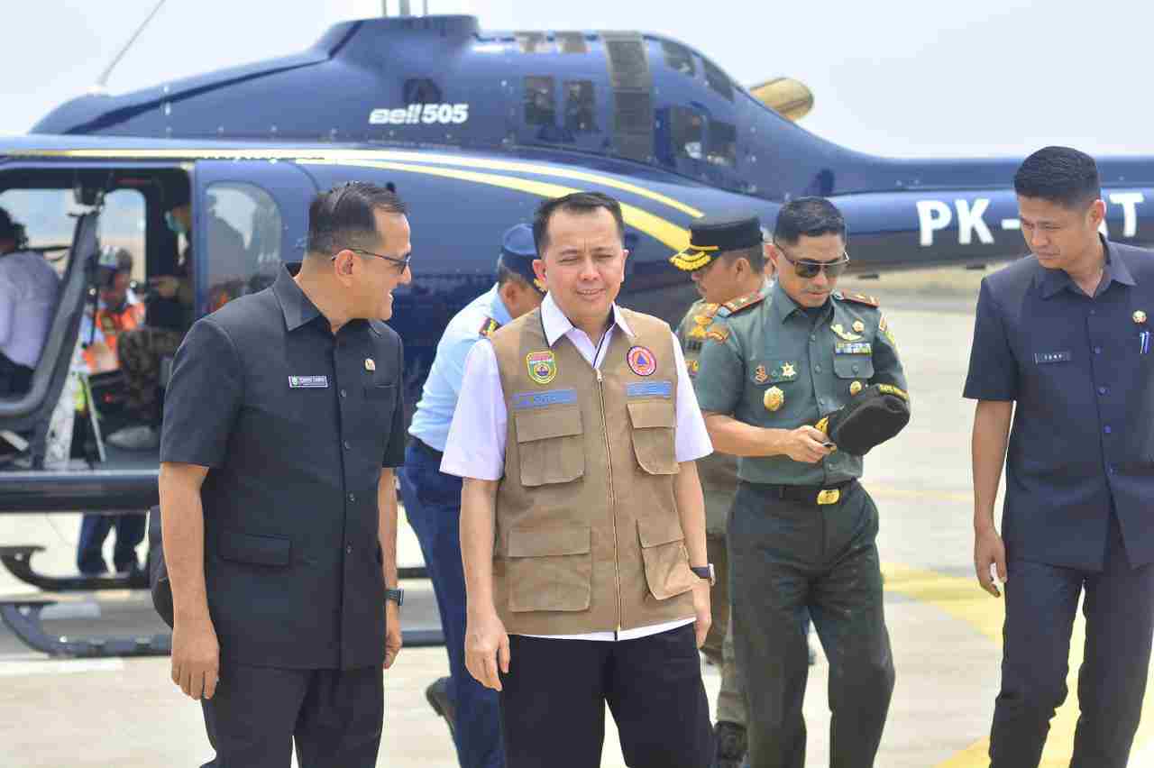 Pj Gubernur Agus Fatoni dan Satgas Karhutla Tinjau Langsung Kebakaran Pj Gubernur Agus Fatoni dan Satgas Karhutla Tinjau Langsung Kebakaran