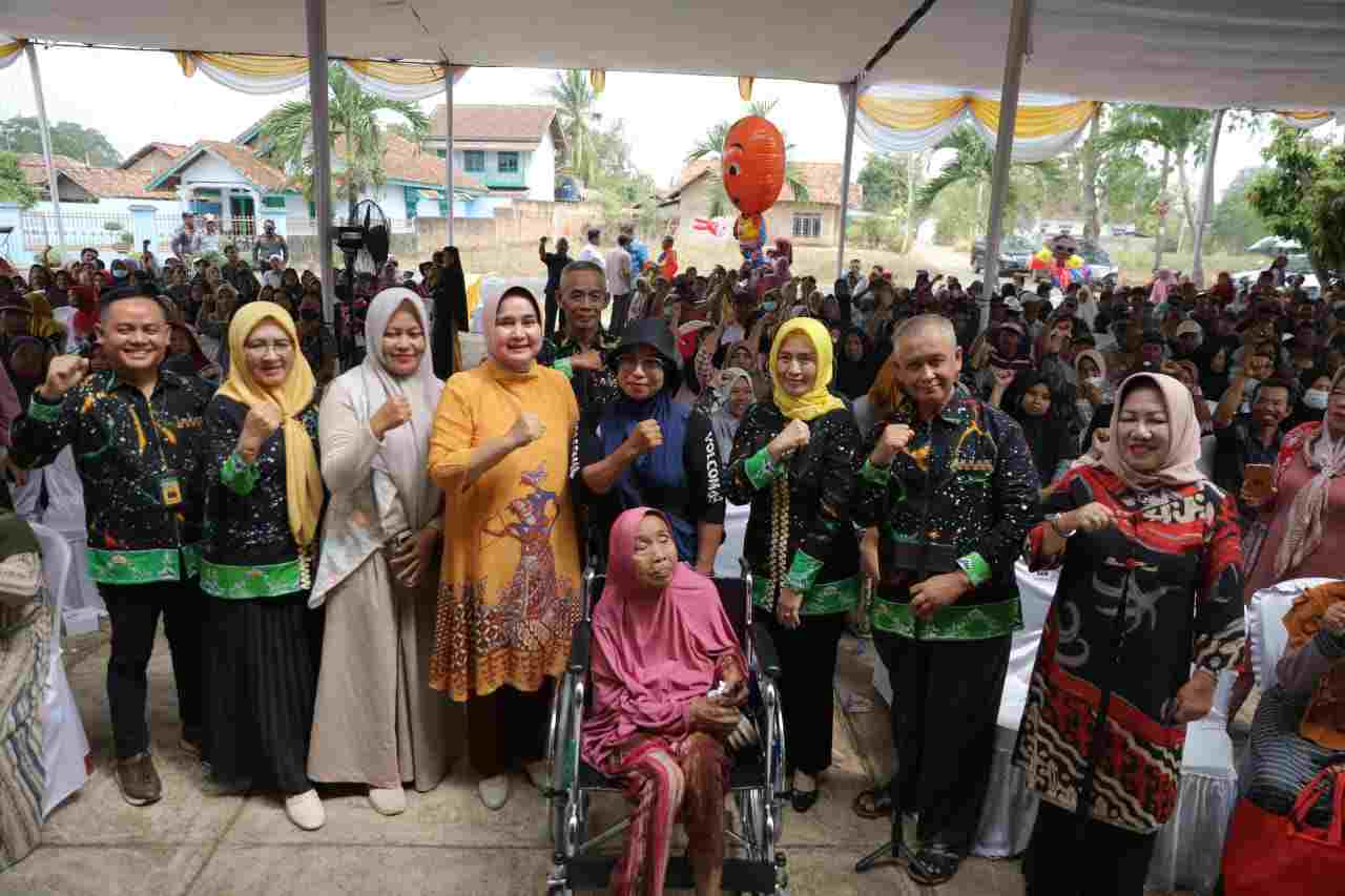 Ibu Riana Sari Berikan Bantuan Sembako dan Kursi Roda kepada Warga Lansia dan Disabilitas Ibu Riana Sari Berikan Bantuan Sembako dan Kursi Roda kepada Warga Lansia dan Disabilitas