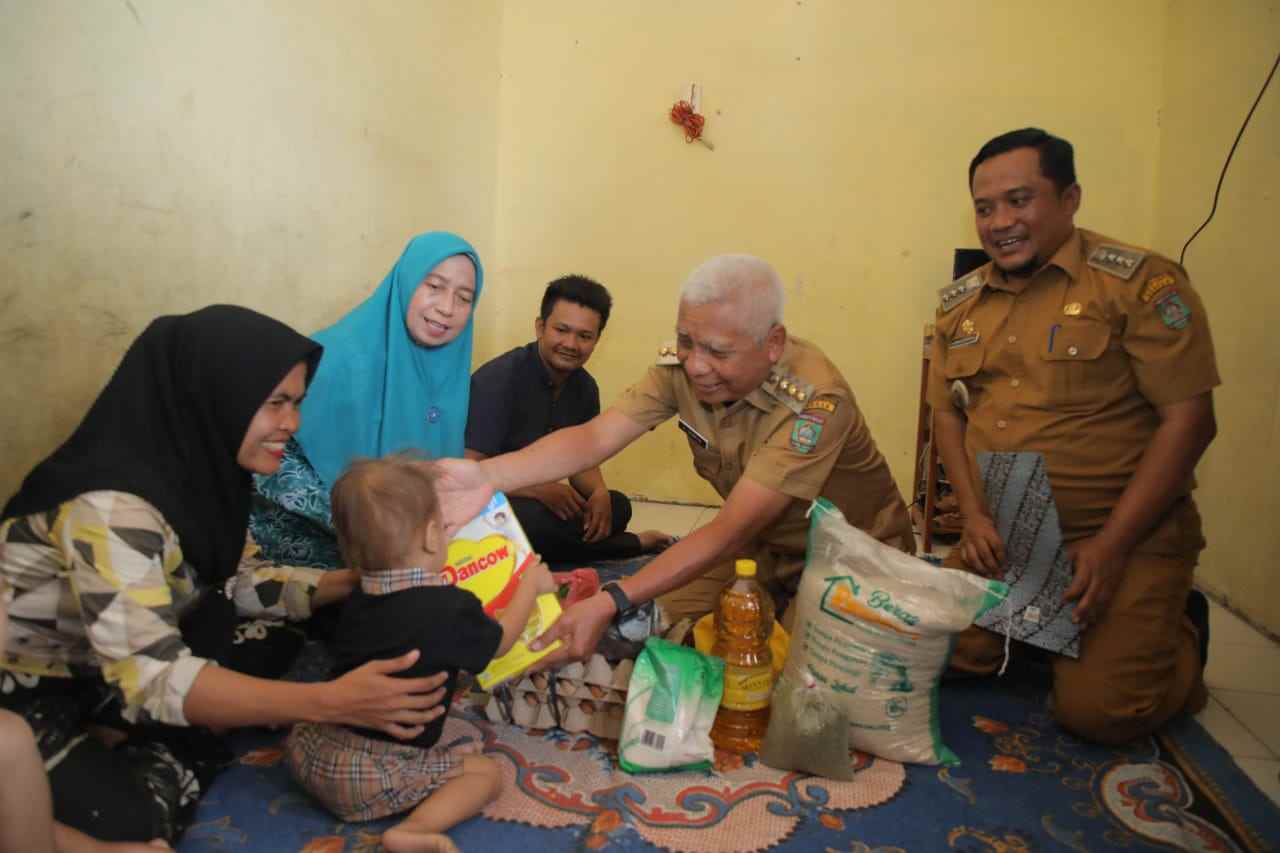Bupati Surya Berikan Kartu BPJS dan Salurkan Bantuan Makanan Kepada Penderita Stunting Bupati Surya Berikan Kartu BPJS dan Salurkan Bantuan Makanan Kepada Penderita Stunting