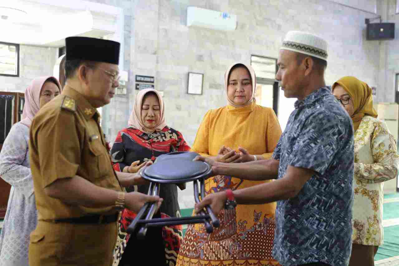 Ibu Riana Sari Beri Bantuan Pelengkapan Ibadah Shalat Berupa Kursi Lipat untuk Masjid Agung Ibu Riana Sari Beri Bantuan Pelengkapan Ibadah Shalat Berupa Kursi Lipat untuk Masjid Agung