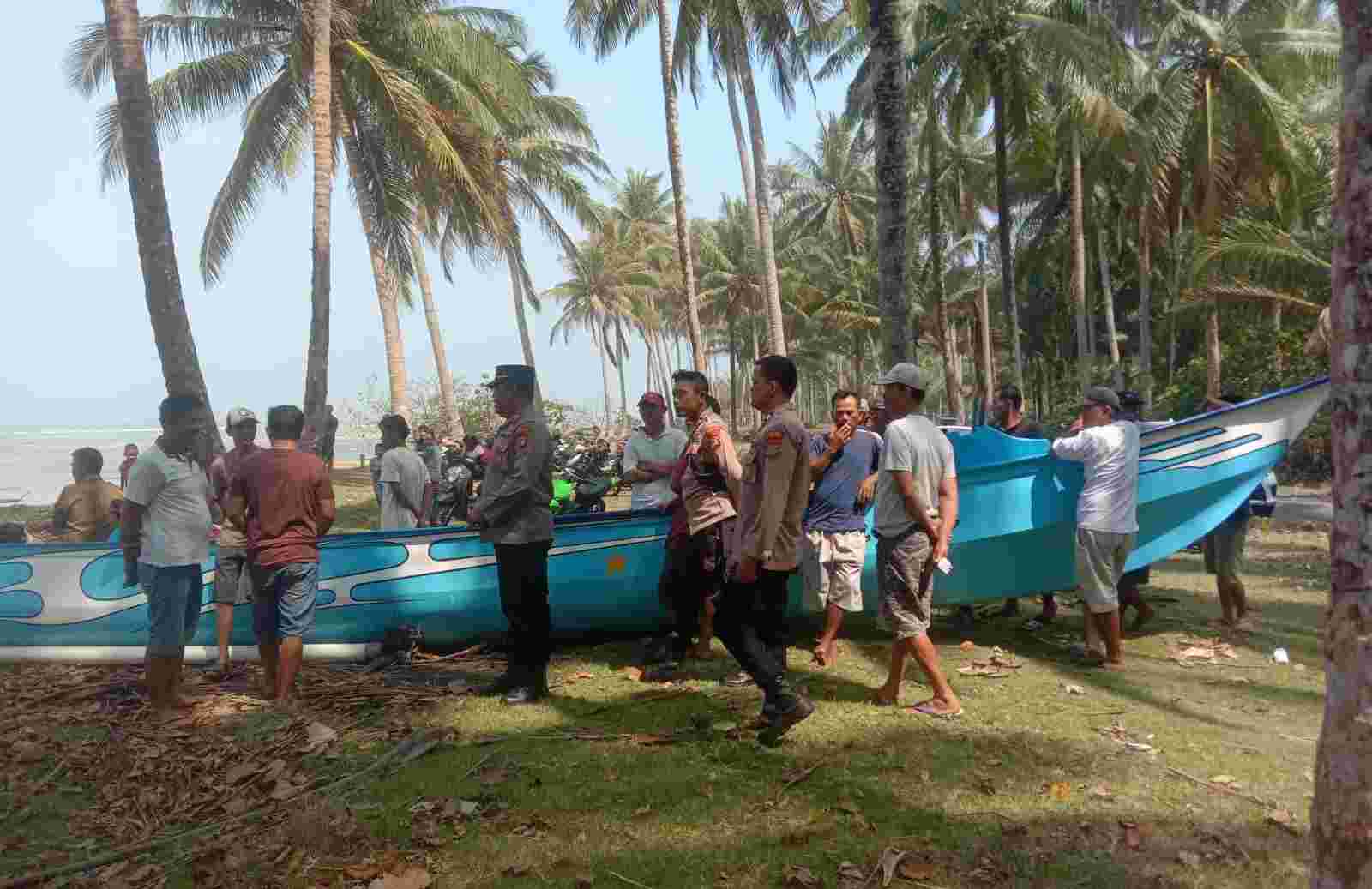 Tim SAR Gabungan Evakuasi Nelayan Yang Tenggelam Tim SAR Gabungan Evakuasi Nelayan Yang Tenggelam