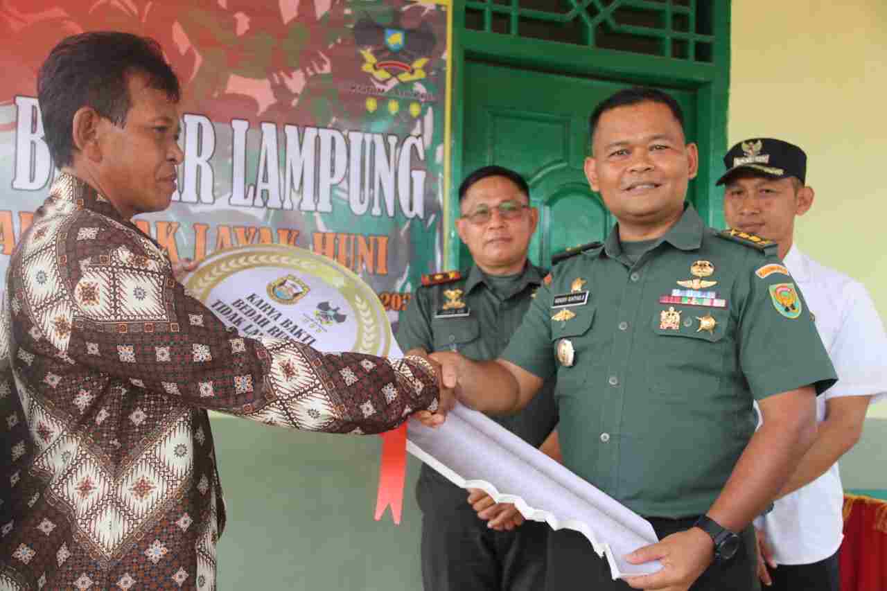 Bedah RTLH, Kodim 0410/KBL Konsisten Hadir di Tengah Kesulitan Masyarakat Bedah RTLH, Kodim 0410/KBL Konsisten Hadir di Tengah Kesulitan Masyarakat