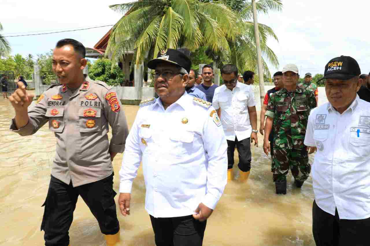 Pj Bupati Mahyuzar Pantau Kondisi Korban Banjir dan Serahkan Bantuan Masa Panik Pj Bupati Mahyuzar Pantau Kondisi Korban Banjir dan Serahkan Bantuan Masa Panik