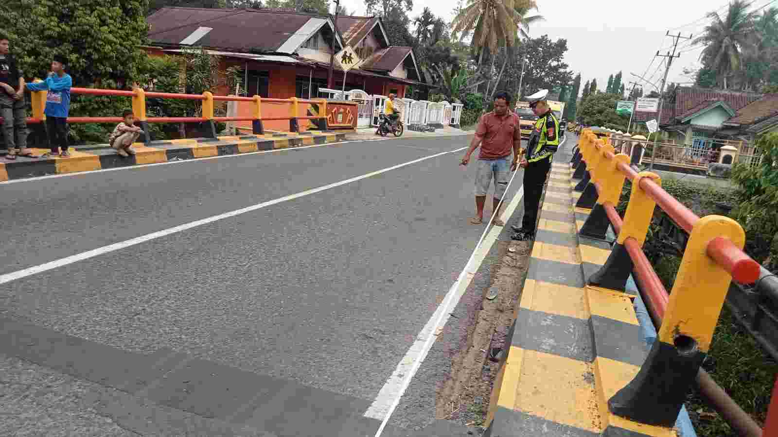 Polres Tanggamus Identifikasi Kecelakaan di Jalan Raya Pekon Negeri Ratu Kota Agung Polres Tanggamus Identifikasi Kecelakaan di Jalan Raya Pekon Negeri Ratu Kota Agung