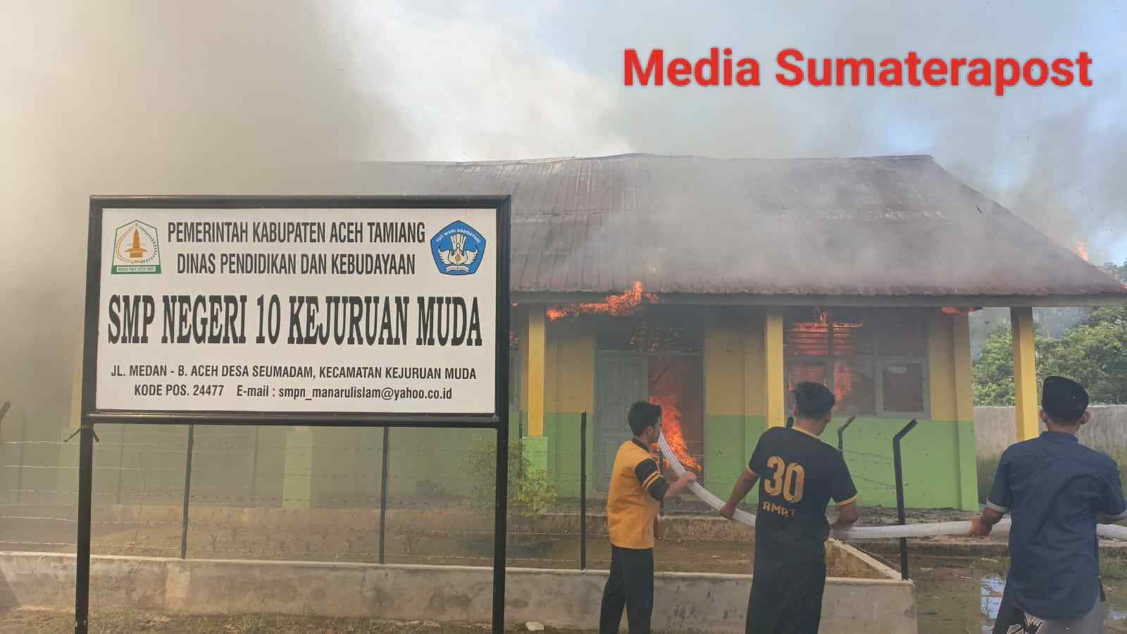 Tiga Ruangan SMP Negeri 10 Kejuruan Muda Terjadi Kebakaran Tiga Ruangan SMP Negeri 10 Kejuruan Muda Terjadi Kebakaran