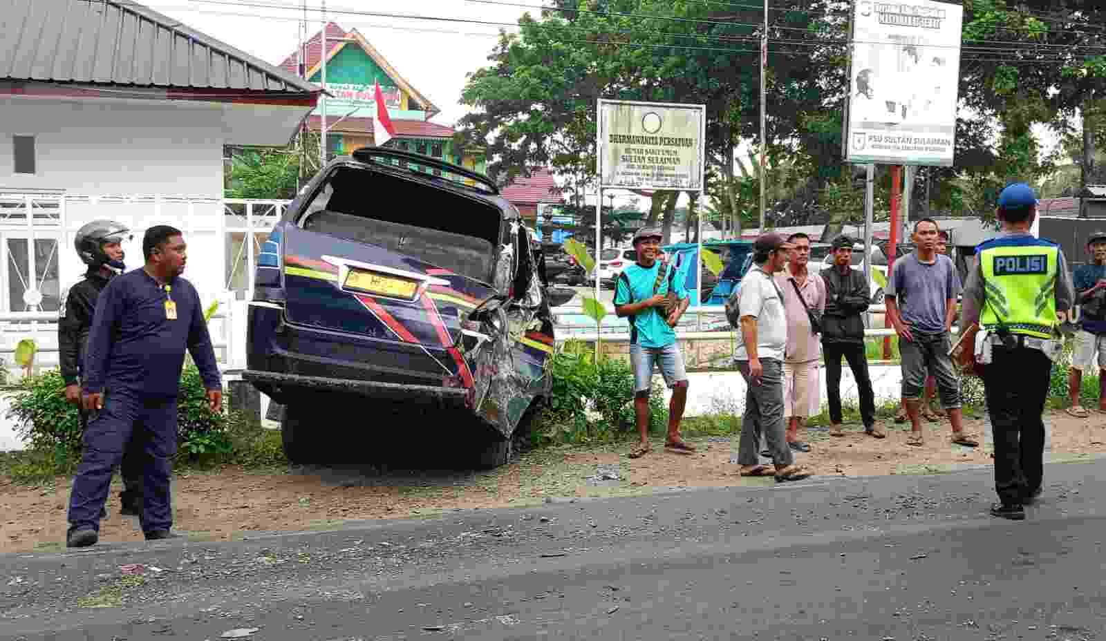 Mobil Fuso Tabrak Angkot Dirgantara 2 Penumpang Luka Mobil Fuso Tabrak Angkot Dirgantara 2 Penumpang Luka