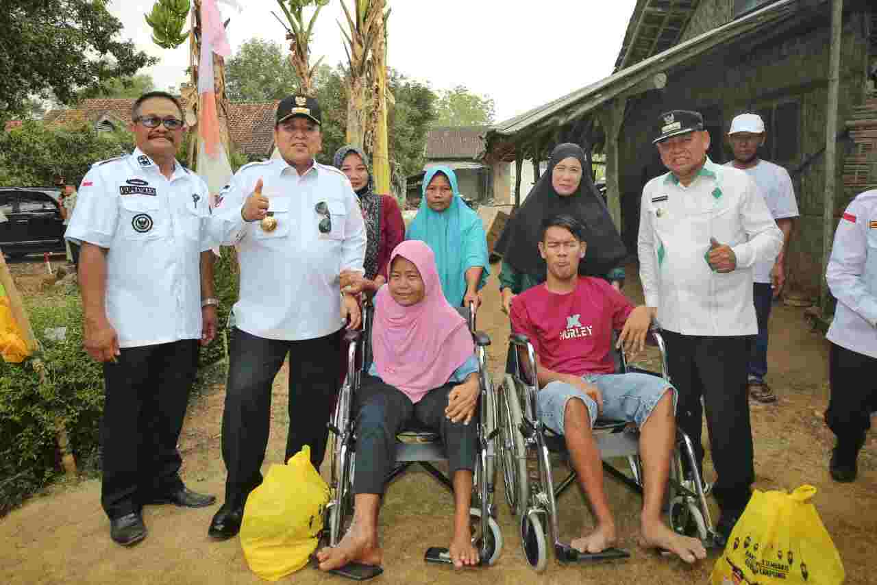 Gubernur Arinal Beri Bantuan Sembako dan Kursi Roda kepada Warga Disabilitas dan Lansia Gubernur Arinal Beri Bantuan Sembako dan Kursi Roda kepada Warga Disabilitas dan Lansia