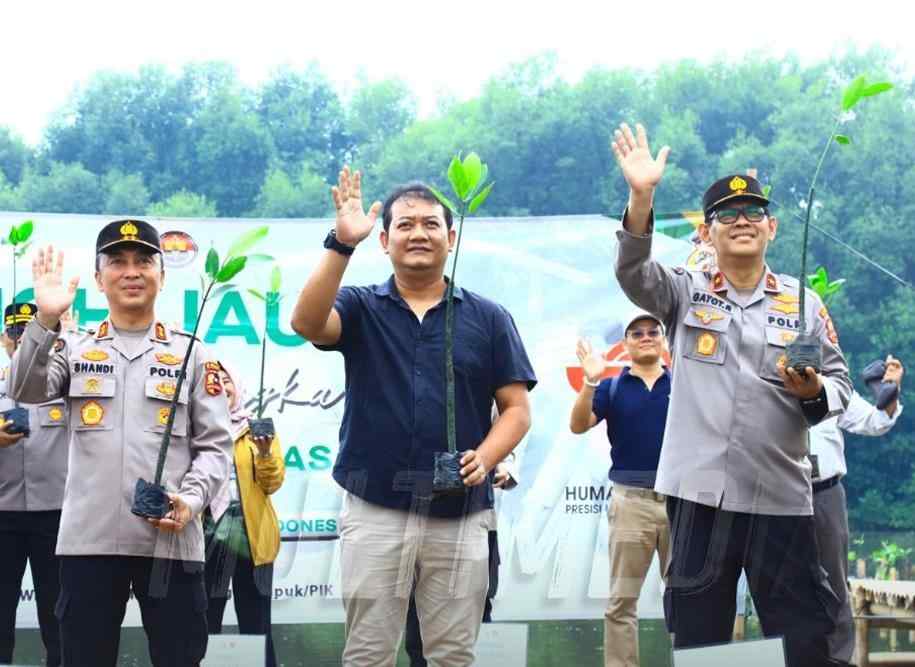 Sambut HUT ke-72, Humas Polri Gelar Penanaman Mangrove Serentak di 35 Titik se-Indonesia Sambut HUT ke-72, Humas Polri Gelar Penanaman Mangrove Serentak di 35 Titik se-Indonesia