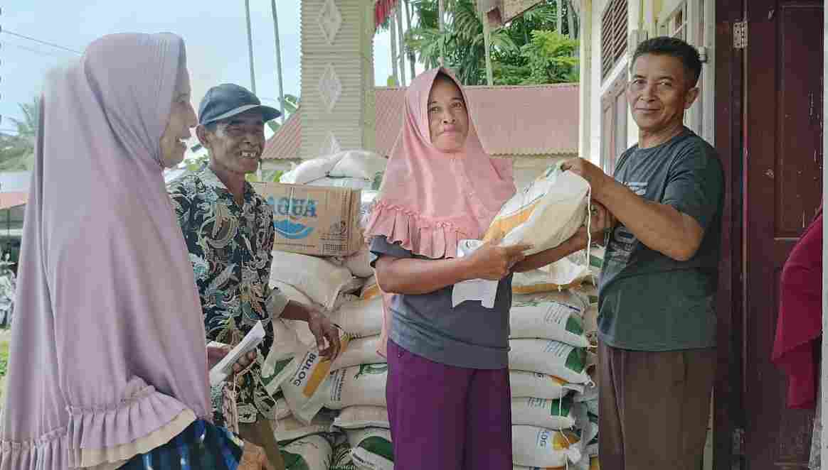 Badan Pangan Nasional Salurkan Beras di Empat Desa Kecamatan Karang Baru Badan Pangan Nasional Salurkan Beras di Empat Desa Kecamatan Karang Baru
