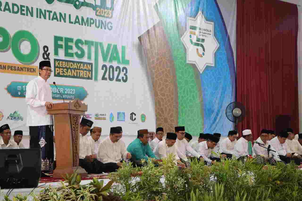 Rektor UIN Resmi Membuka Expo Kemandirian Pesantren dan Festival Kebudayaan Rektor UIN Resmi Membuka Expo Kemandirian Pesantren dan Festival Kebudayaan