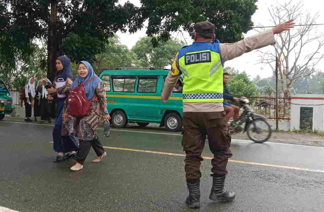 Bhabinkamtibmas Polsek Perbaungan Pelindung Aman Anak Sekolah Bhabinkamtibmas Polsek Perbaungan Pelindung Aman Anak Sekolah