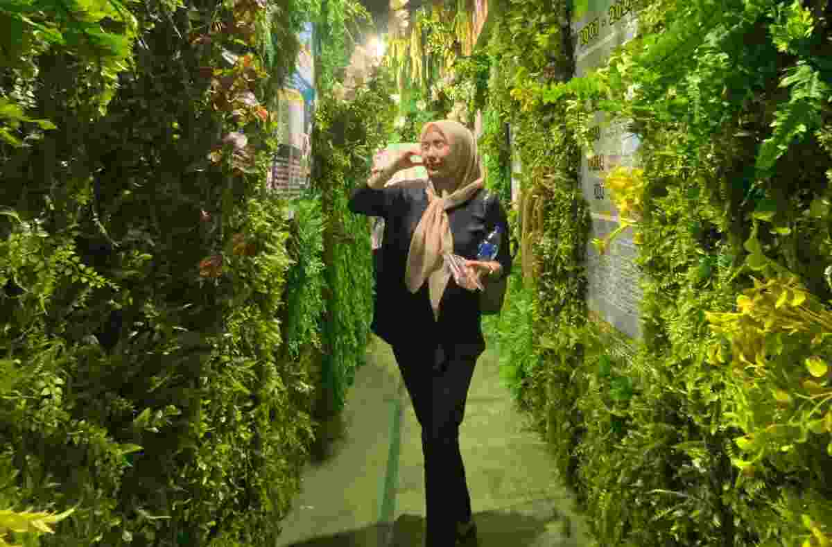 Dipenuhi Pohon Hijau, Stan dari Dinas Kehutanan Dimanfaatkan untuk Foto Bersama Dipenuhi Pohon Hijau, Stan dari Dinas Kehutanan Dimanfaatkan untuk Foto Bersama