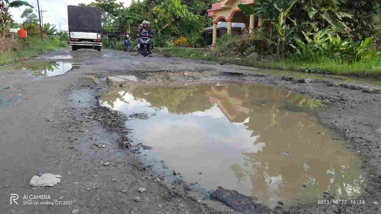 Presiden Jokowi Diminta Turun ke Lapangan untuk Memperbaiki Jalan Rusak di Sergai Presiden Jokowi Diminta Turun ke Lapangan untuk Memperbaiki Jalan Rusak di Sergai