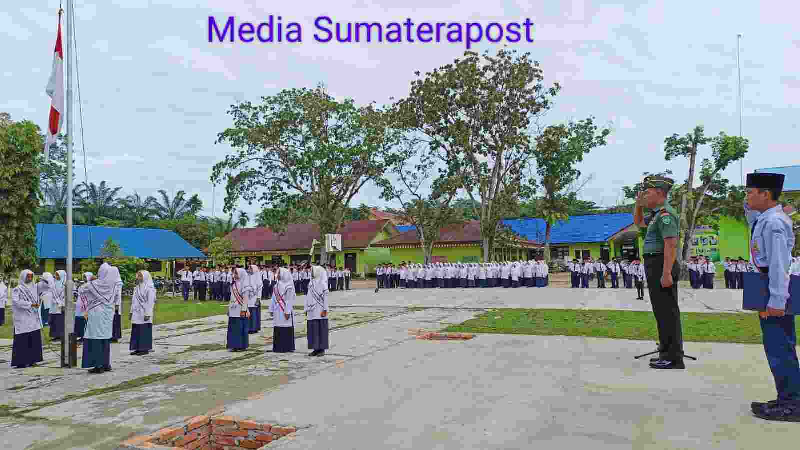 Danramil Kapten Inf Sri Indarjo Pimpin Upacara di SMPN 1 Karang Baru Danramil Kapten Inf Sri Indarjo Pimpin Upacara di SMPN 1 Karang Baru