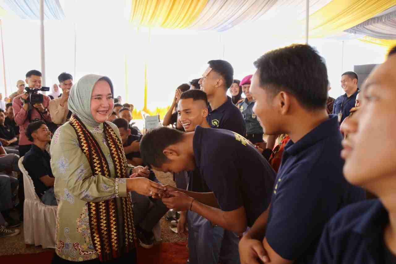 Ibu Riana Sari Buka Penyuluhan Pencegahan Penyalahgunaan Narkoba di SMKN 2 Kotabumi Ibu Riana Sari Buka Penyuluhan Pencegahan Penyalahgunaan Narkoba di SMKN 2 Kotabumi